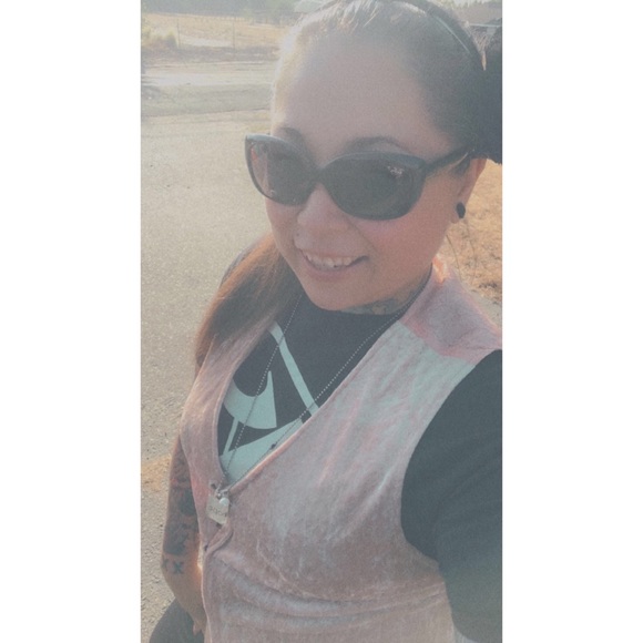 Hi! 😻 I am a History teacher and a cat Mom. I love anything vintage! ♥️ - Picture 3 of 4